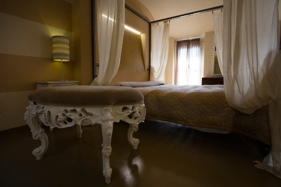 Luxury Suite, 1 King Bed, Bathtub | Hypo-allergenic bedding, down comforters, in-room safe, desk