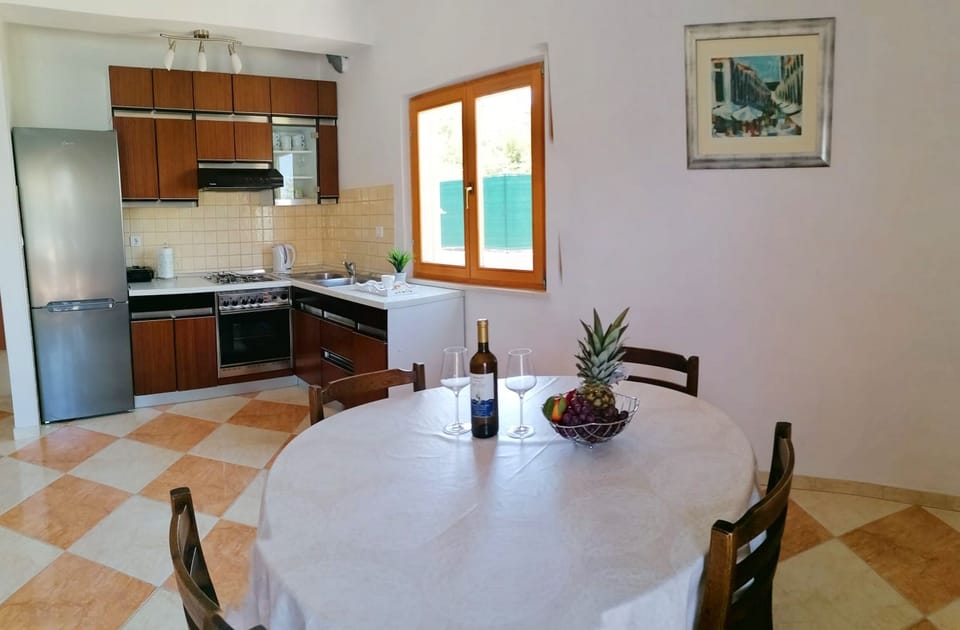 Apartment (Two Bedroom Apartment -Terrace and Se) | Dining room
