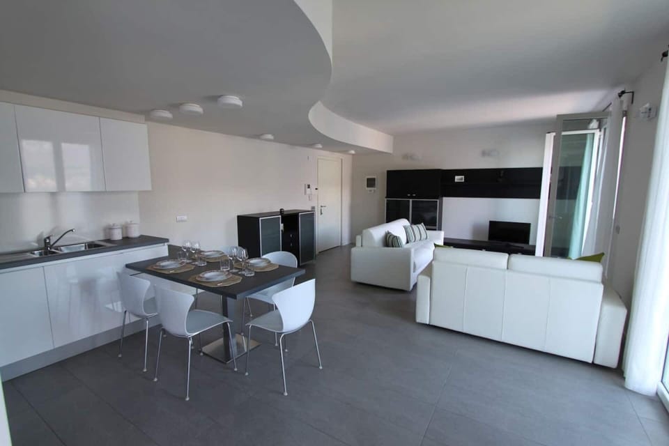 Apartment | Living room | 30-cm TV with cable channels