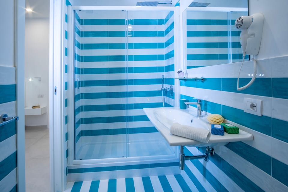 Apartment | Bathroom | Shower, rainfall showerhead, free toiletries, hair dryer