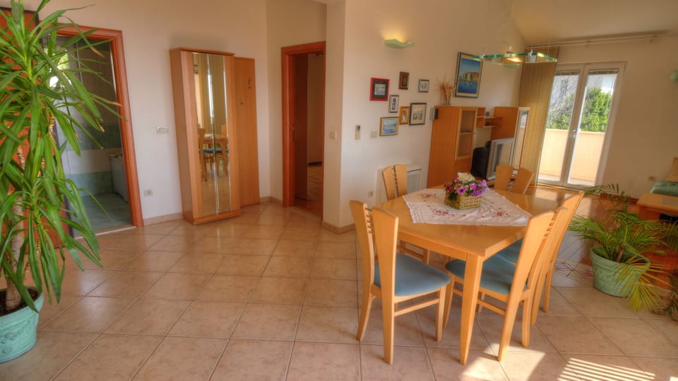 Apartment (One-Bedroom Apartment with Terrace an) | Dining room