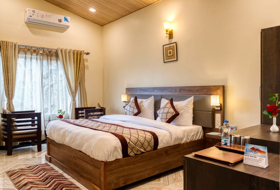 Deluxe Double Room | Living area | 32-inch LCD TV with digital channels, TV, streaming services