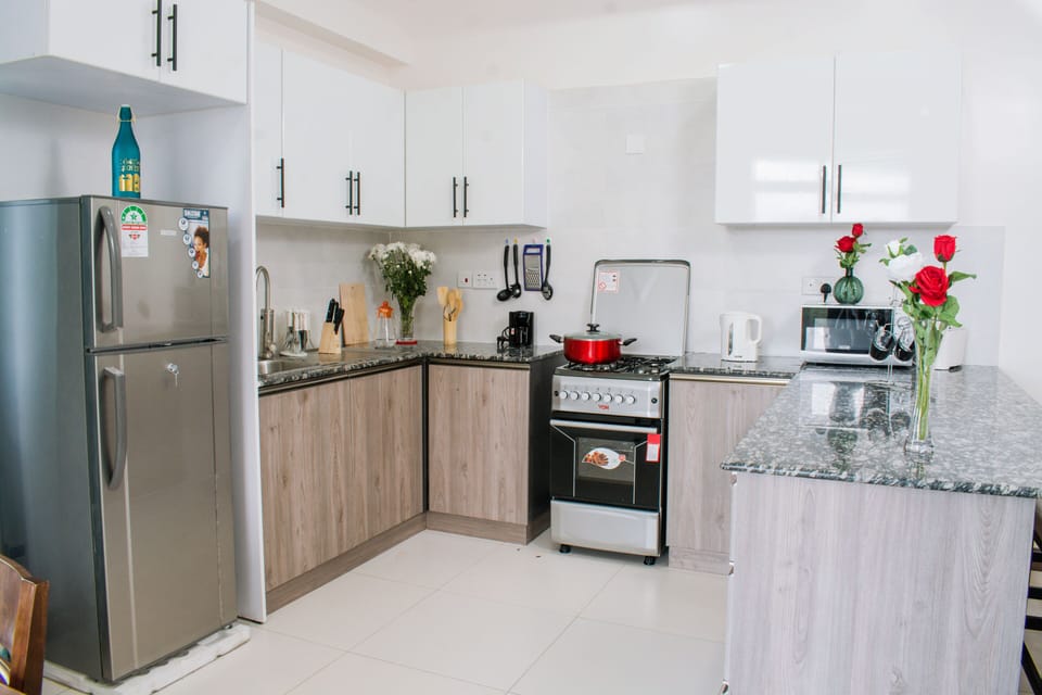 Full-size fridge, microwave, oven, stovetop