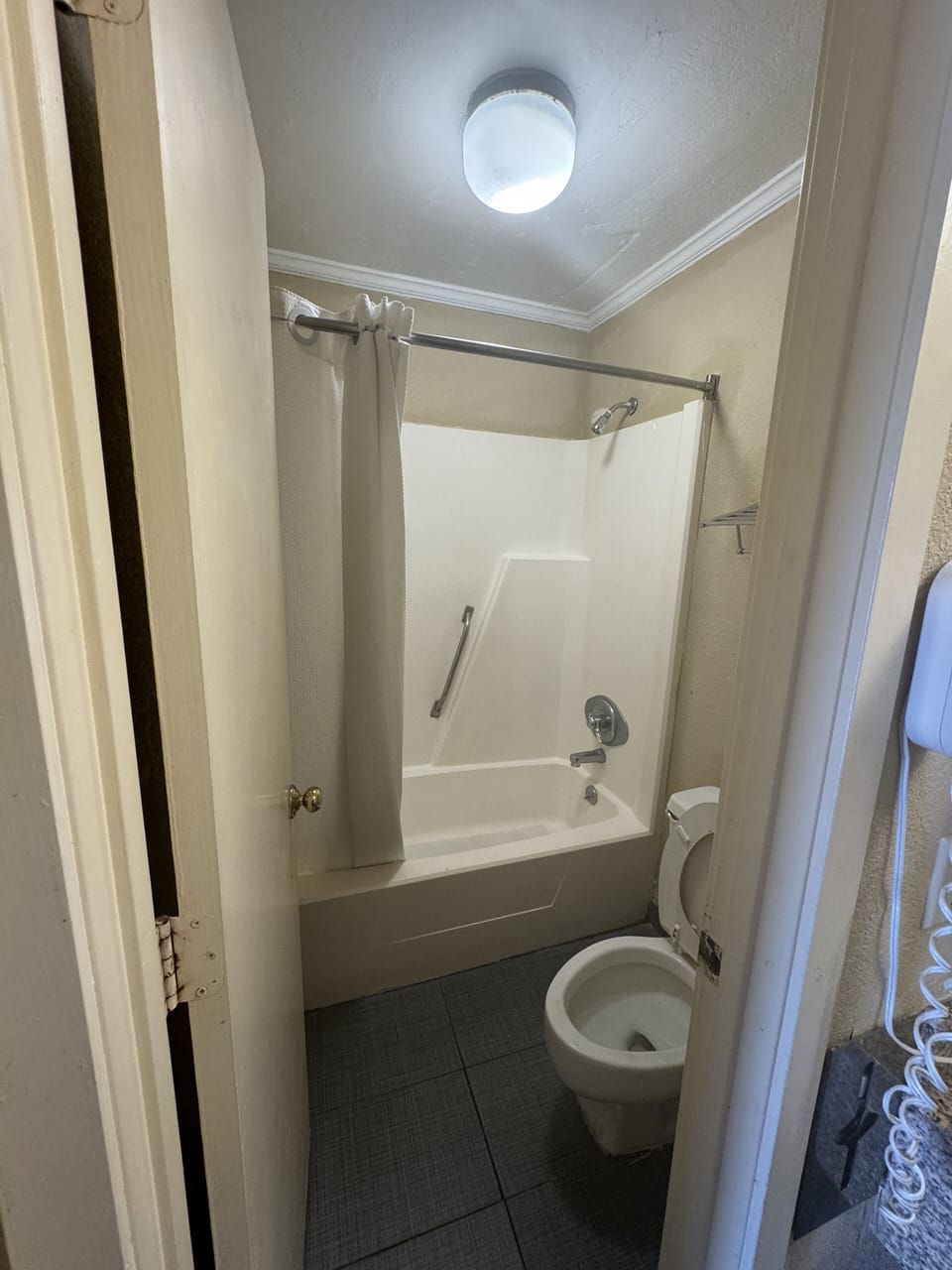 Combined shower/tub, hair dryer, towels