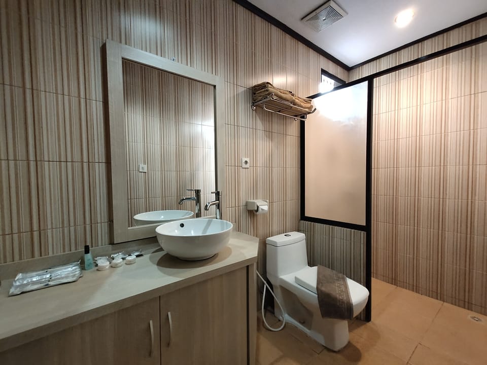Family Room | Bathroom | Shower, free toiletries, towels