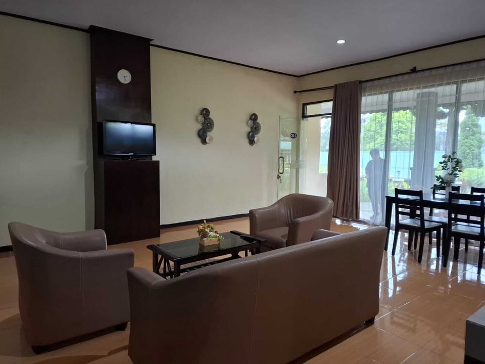 Cottage | Living area | TV