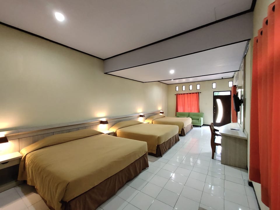 Family Room | Desk, free WiFi