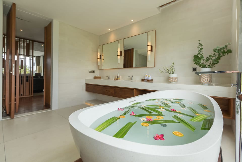 Deep soaking bathtub