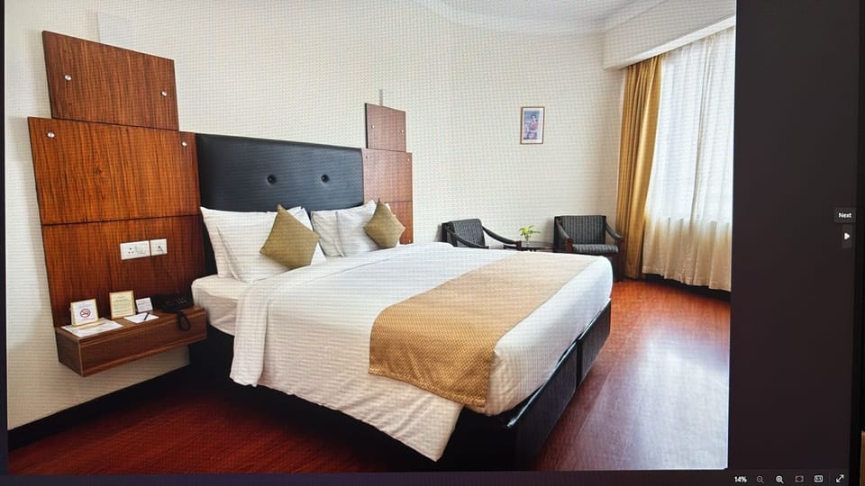 Deluxe Room, 1 King Bed | Premium bedding, minibar, in-room safe, desk