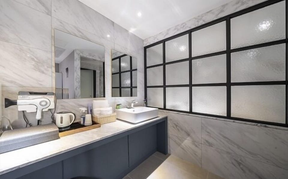 Premium Twin Room | Bathroom | Combined shower/tub, hair dryer, bathrobes, slippers