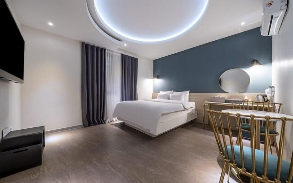 Deluxe Double Room | Premium bedding, down comforters, Tempur-Pedic beds, laptop workspace