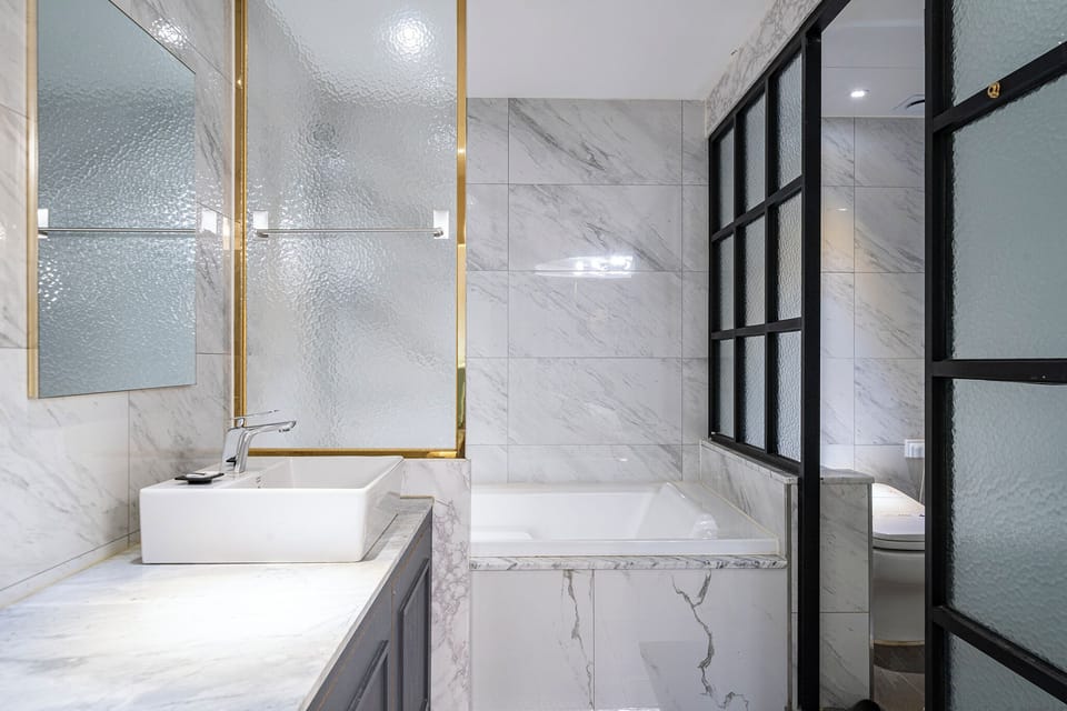 Premium Twin Room (2 Super Single Beds) | Bathroom | Combined shower/tub, hair dryer, bathrobes, slippers
