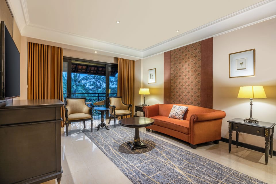 Junior Room, 1 King Bed, Balcony, Pool View | Living area