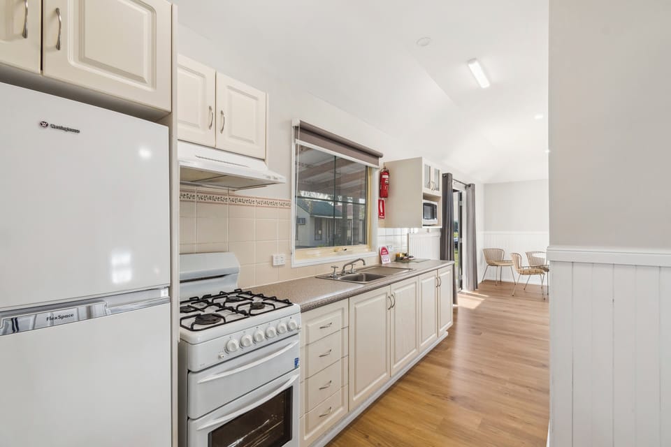 Full-size fridge, microwave, oven, stovetop