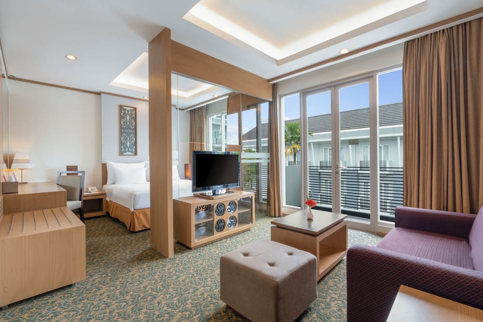 Junior Suite | Minibar, in-room safe, desk, laptop workspace