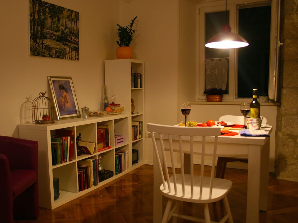 Apartment (One Bedroom Suite) | Dining room