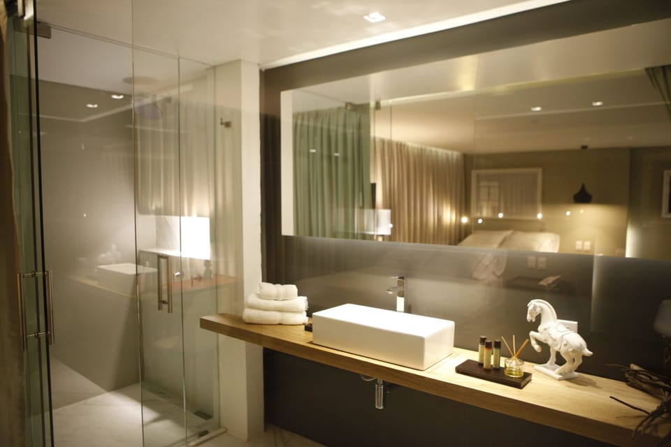 Executive Double Room | Bathroom | Shower, hair dryer, towels, shampoo