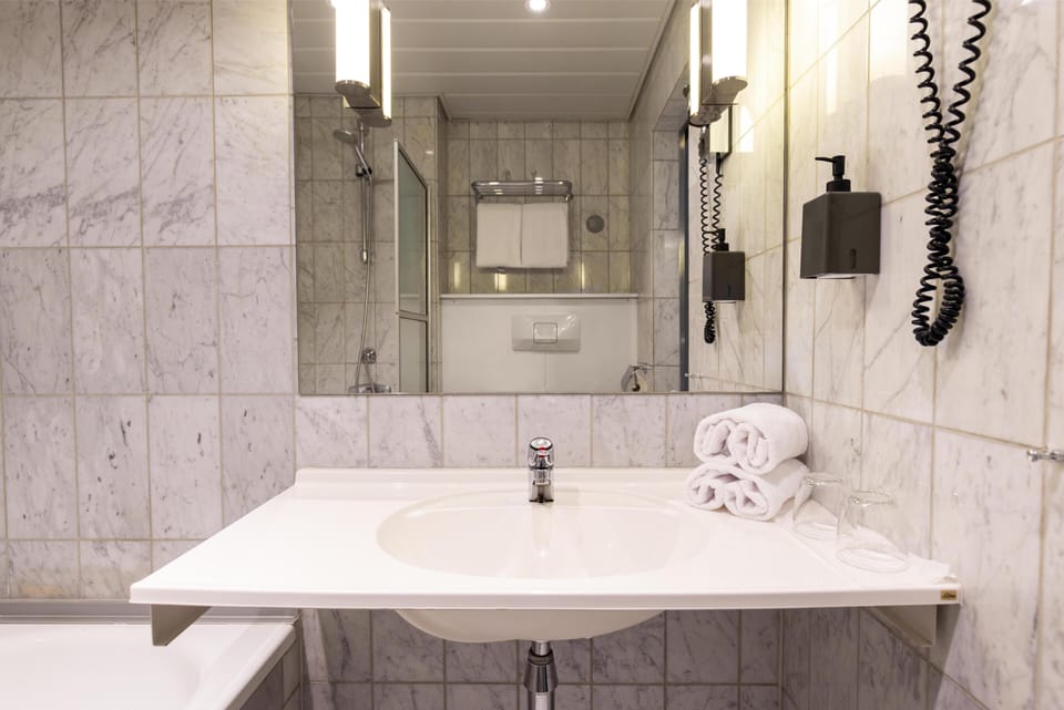 Standard Room, 2 Twin Beds | Bathroom | Free toiletries, hair dryer, towels, shampoo