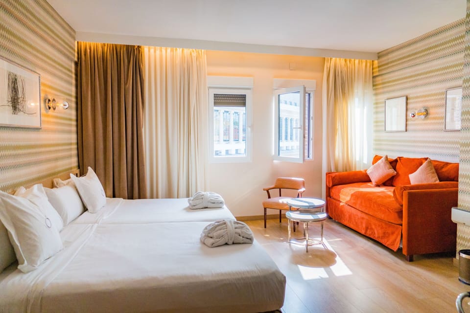 Superior Room with hidromassage | Living area | Flat-screen TV