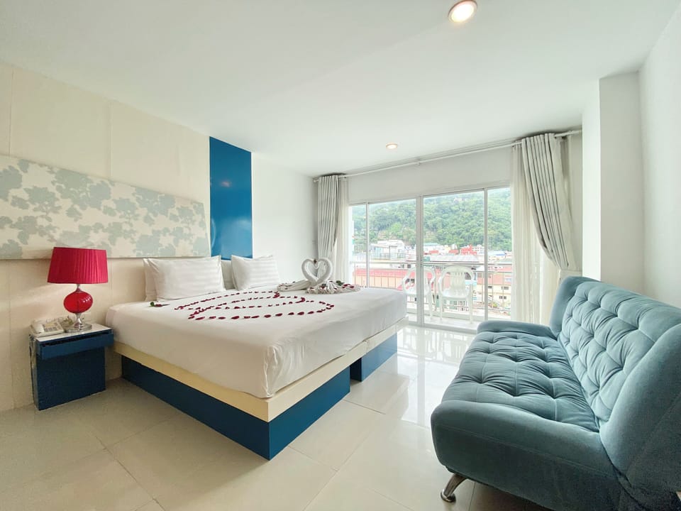 Deluxe Room | Minibar, in-room safe, free WiFi, bed sheets