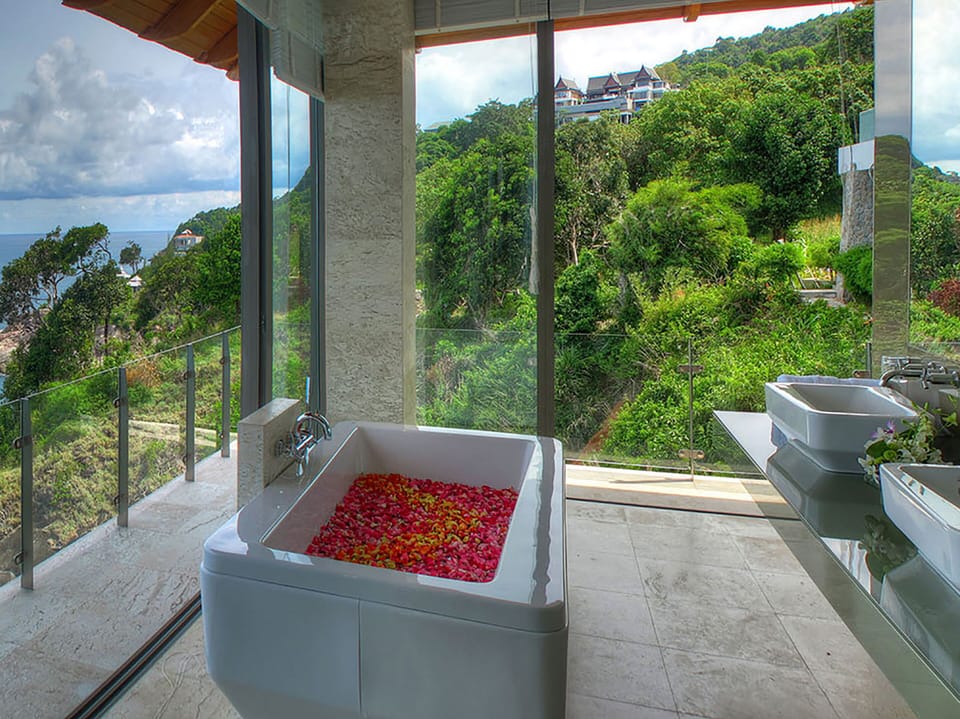 Rainfall showerhead, free toiletries, hair dryer, towels