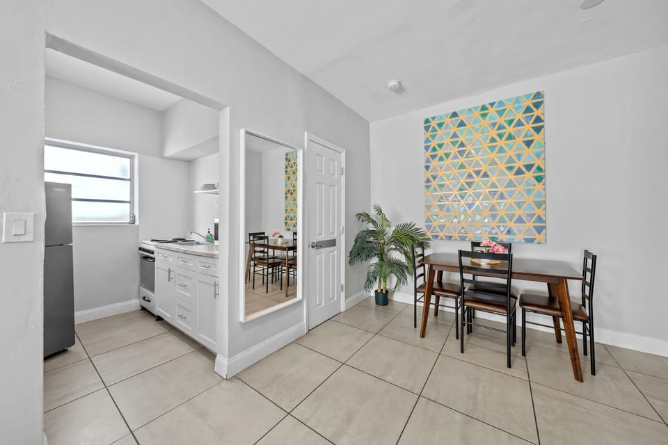 Deluxe Queen Studio w/ Kitchen & Sofa Bed | In-room dining
