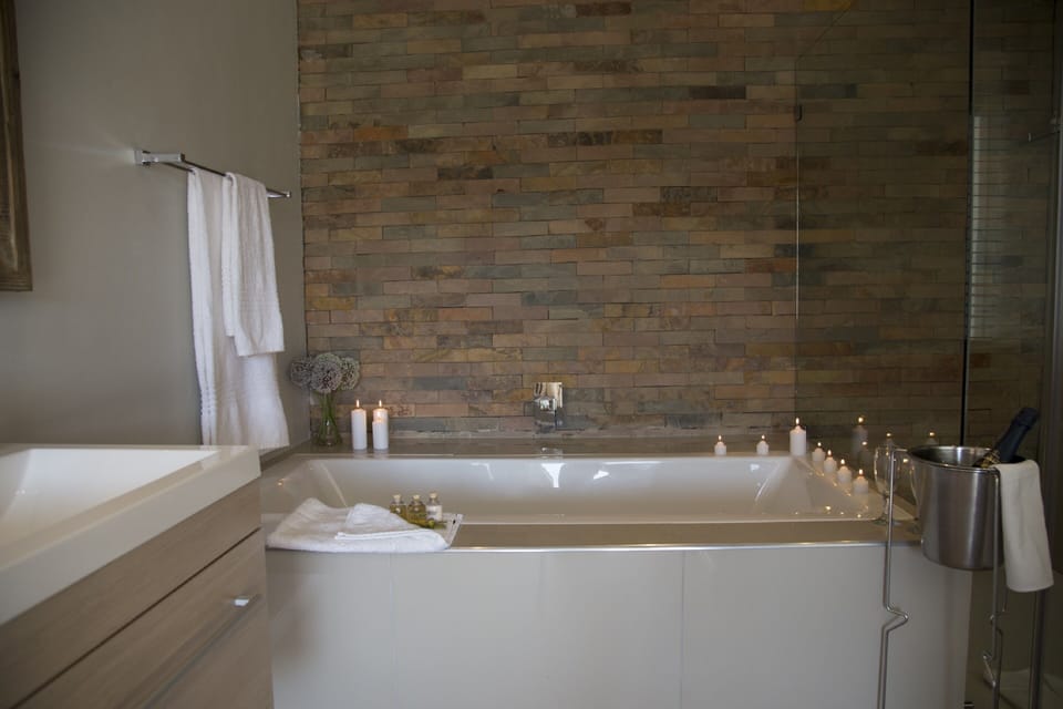 Premier Lodge Rooms (12) | Bathroom | Rainfall showerhead, free toiletries, hair dryer, bathrobes