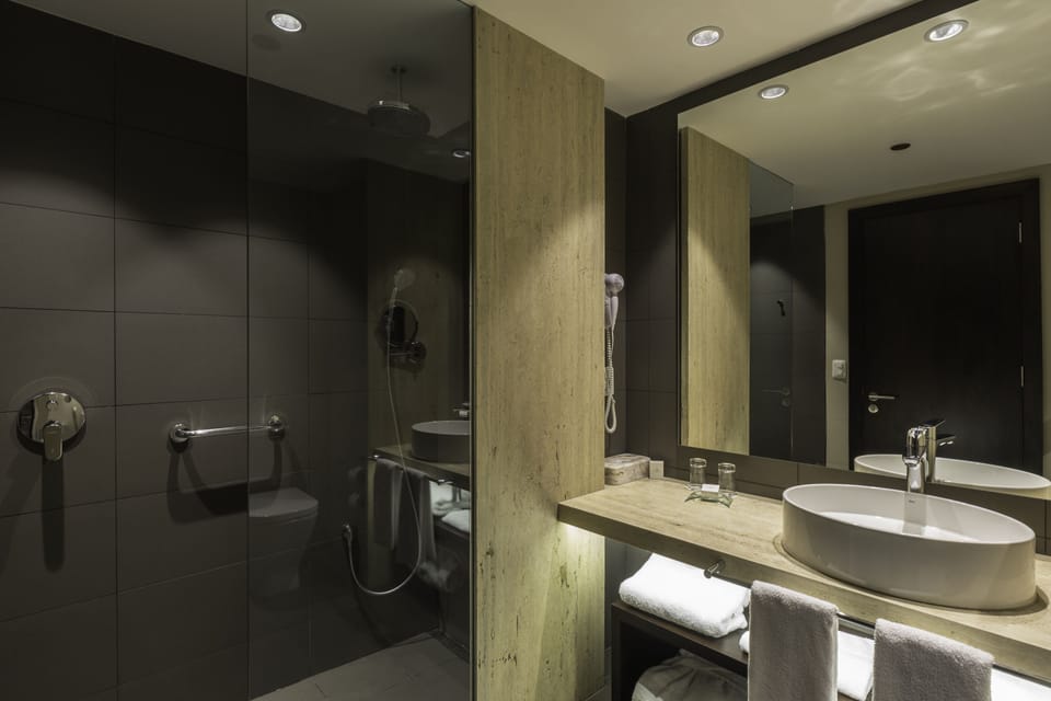 Deluxe Room | Bathroom | Combined shower/tub, rainfall showerhead, free toiletries, bathrobes