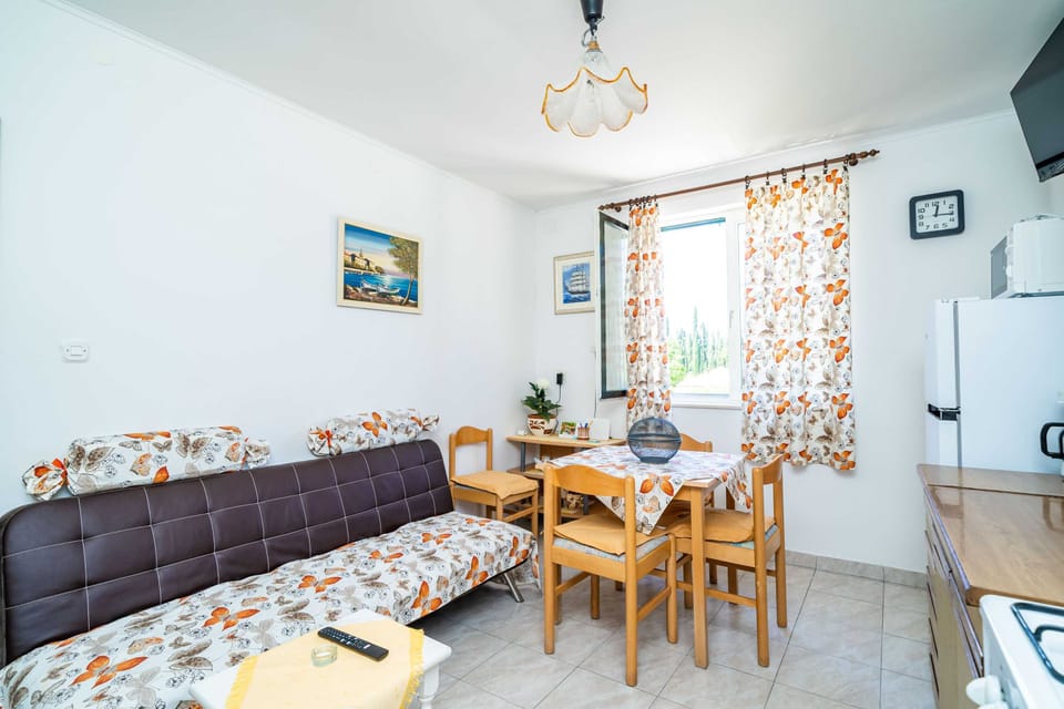 Apartment (Three Bedroom Apartment) | Living room | TV