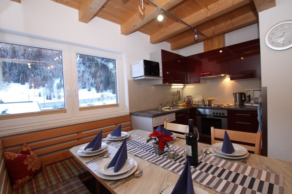 Apartment, 3 Bedrooms (excl. cleaning fee EUR 130) | Private kitchen | Dining tables