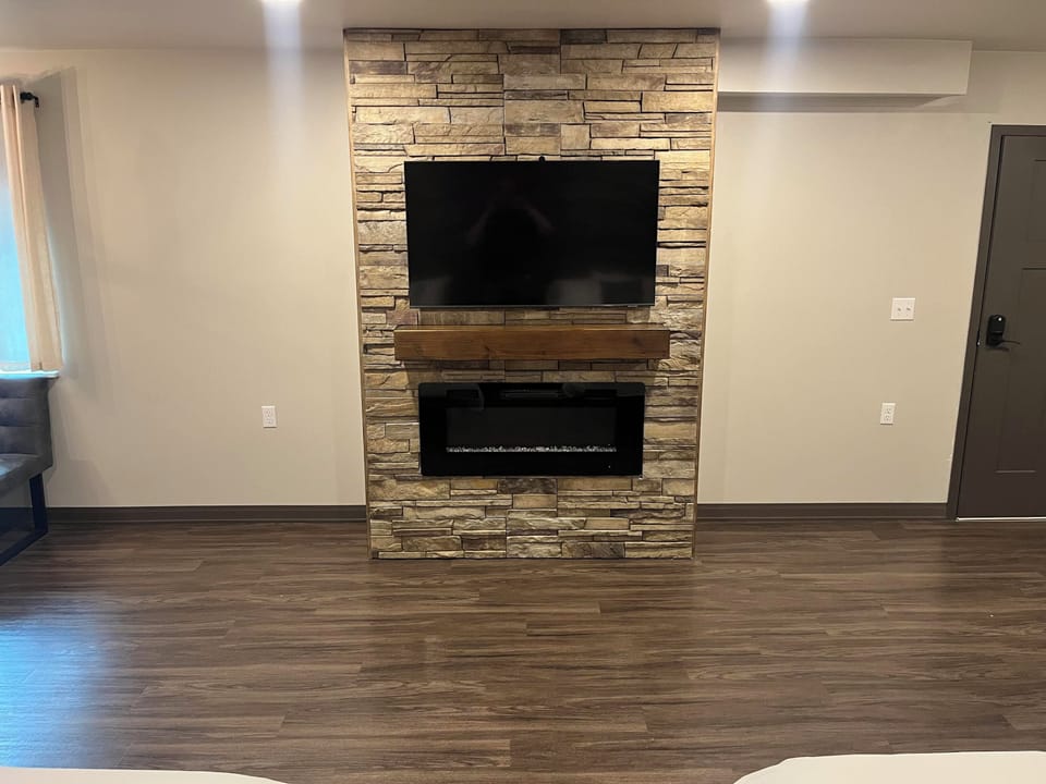 Deluxe Double Room | Laptop workspace, soundproofing, free WiFi, bed sheets