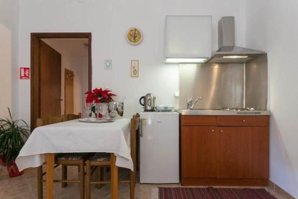Apartment (One-Bedroom Apartment with Balcony) | Dining room