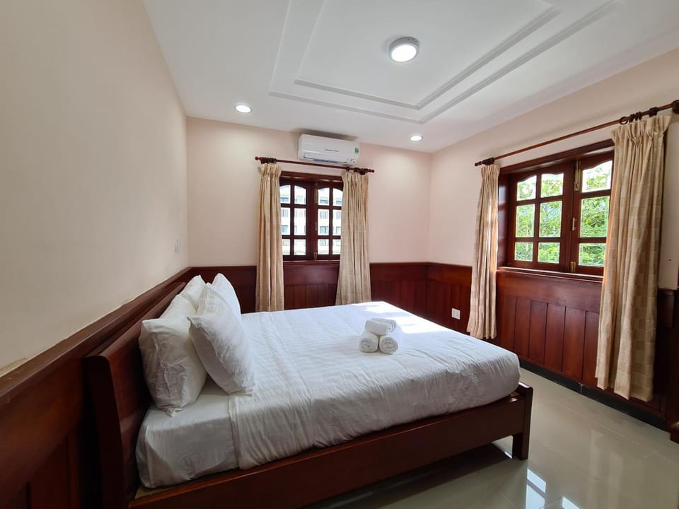 Minibar, desk, laptop workspace, WiFi (free)