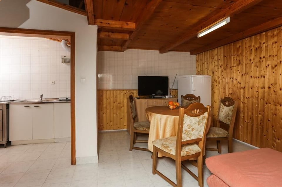 Apartment (Duplex Economy Two Bedroom Apartment) | Dining room