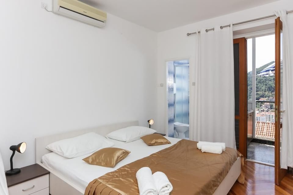Studio (Studio Apartment with Balcony and Sea) | 3 bedrooms, free WiFi