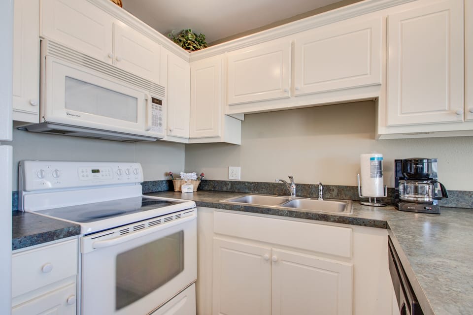 Condo, 1 Bedroom | Private kitchen | Fridge, oven, coffee/tea maker, toaster