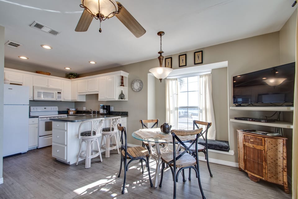 Condo, 1 Bedroom | Private kitchen | Fridge, oven, coffee/tea maker, toaster