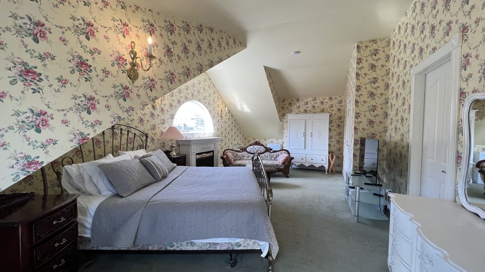 Traditional Room, 1 King Bed | 5 bedrooms, individually decorated, individually furnished