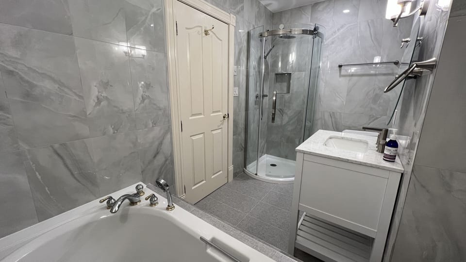 Traditional Room, 1 King Bed | Bathroom | Free toiletries, hair dryer, bathrobes, towels