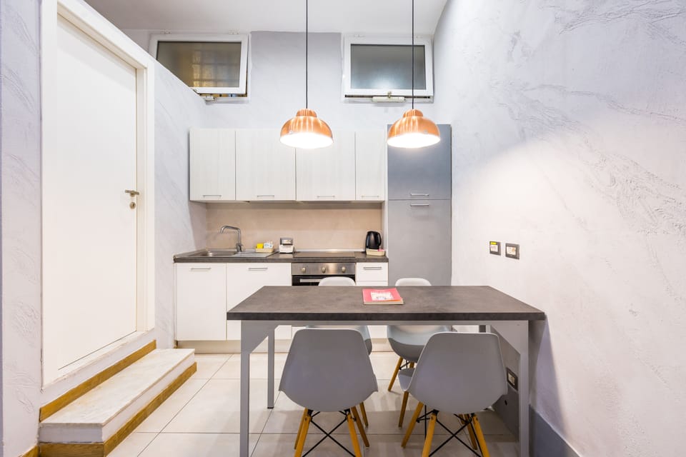 City Apartment | Private kitchen | Full-size fridge, oven, stovetop, electric kettle