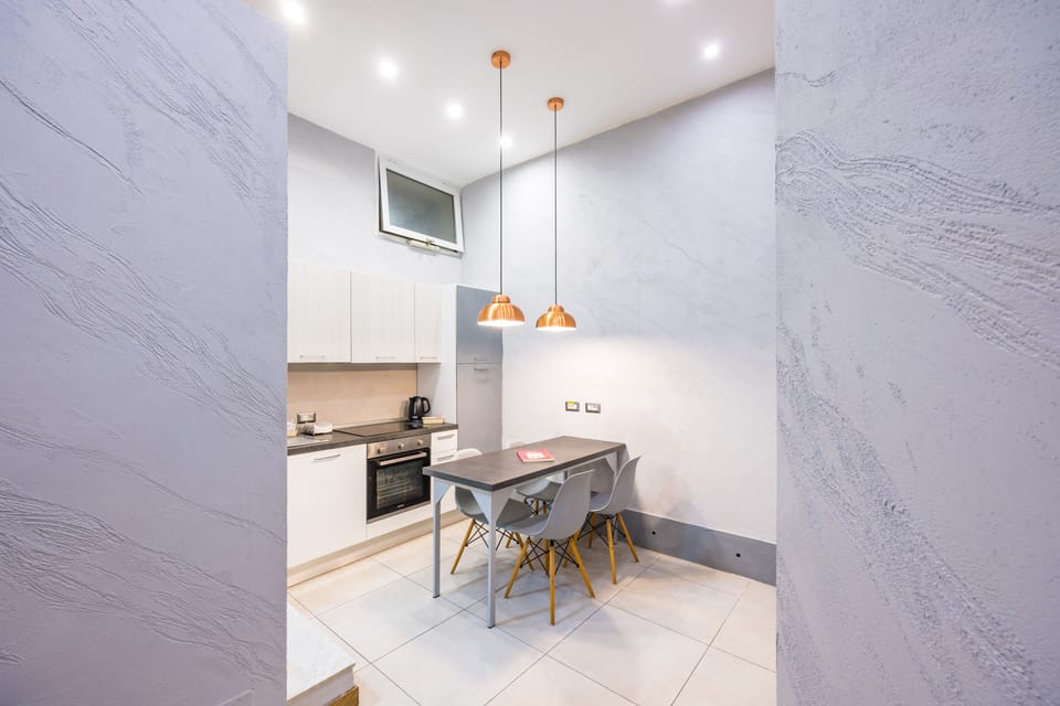 City Apartment | Private kitchen | Full-size fridge, oven, stovetop, electric kettle