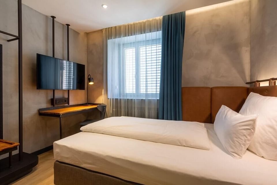 Premium bedding, pillowtop beds, minibar, desk