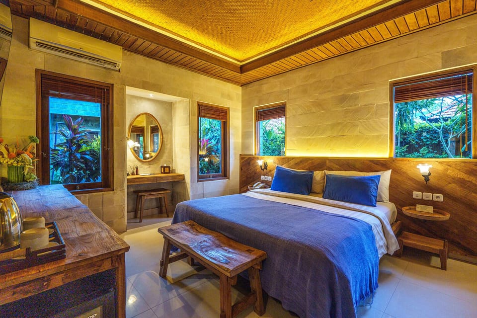 Family Room | Minibar, in-room safe, desk, blackout drapes
