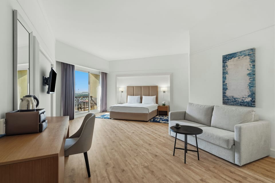 Premium Room, 1 King Bed, Garden View | Free minibar, in-room safe, desk, free WiFi