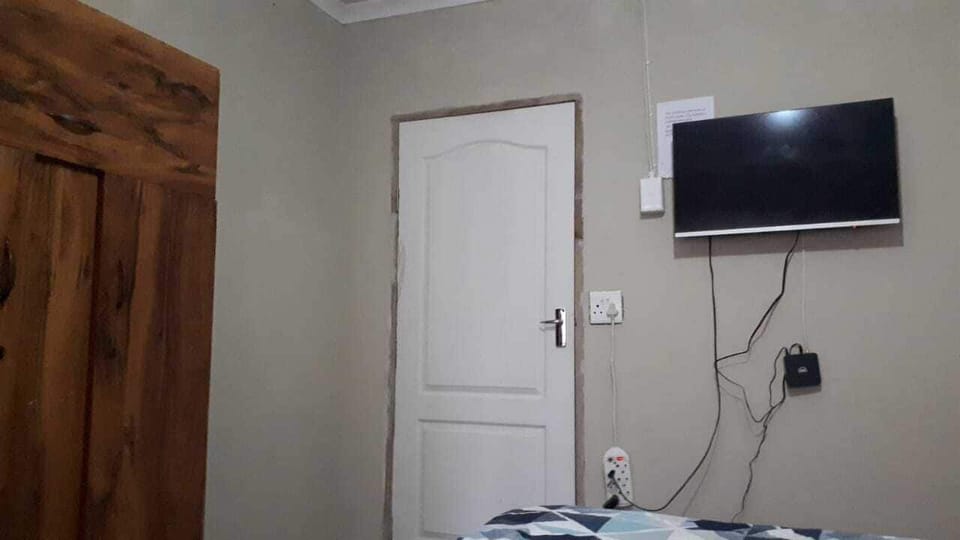 Economy Double Room | Iron/ironing board, free WiFi, bed sheets