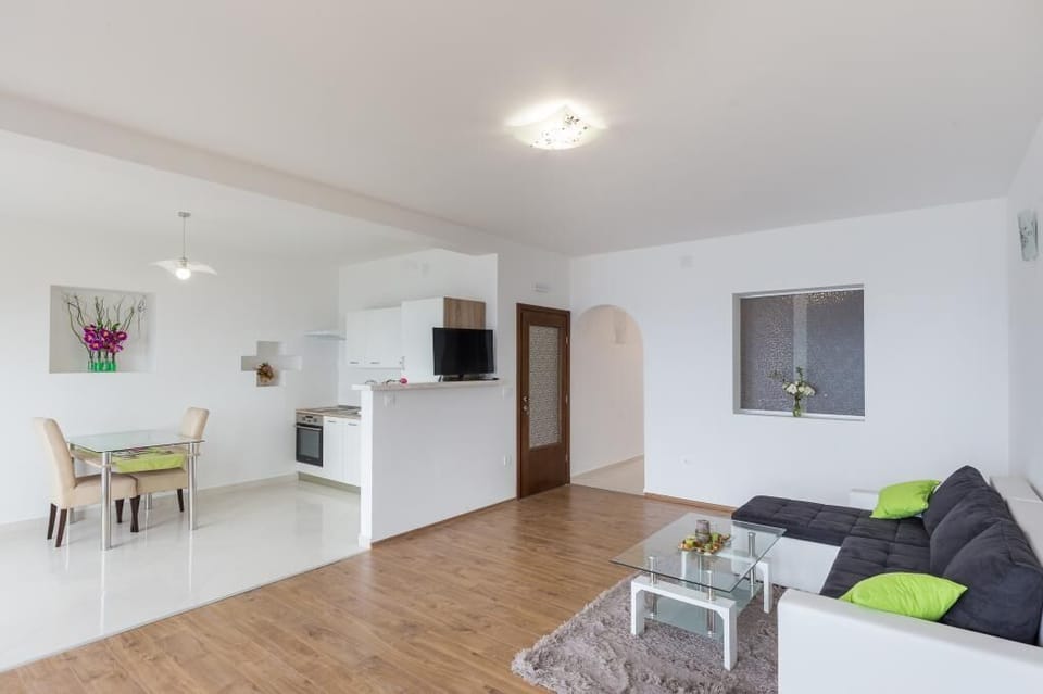 Apartment (One-Bedroom Apartment with Balcony) | Living room | TV