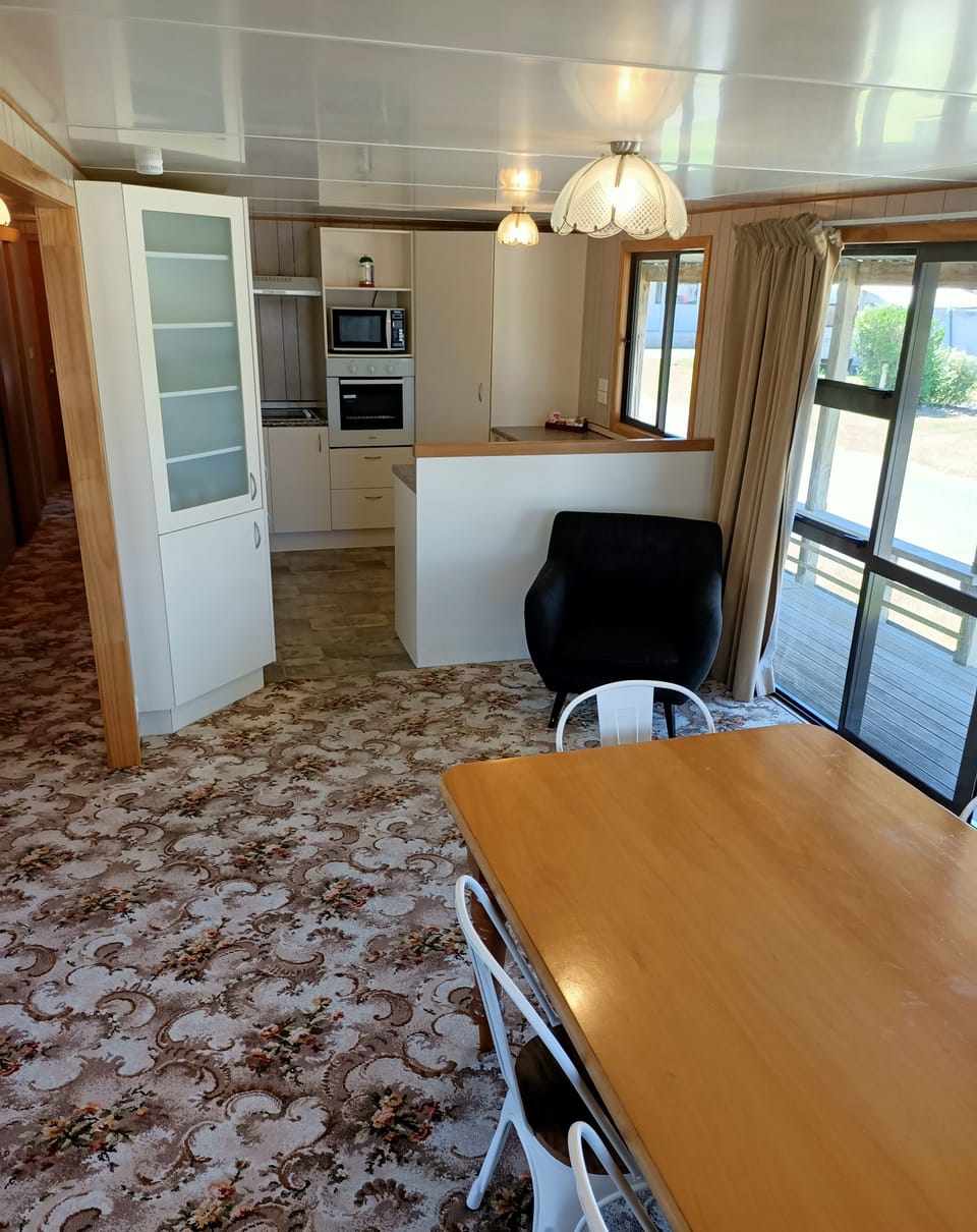 Sandy Motel 3 Bedroom Unit | Free WiFi