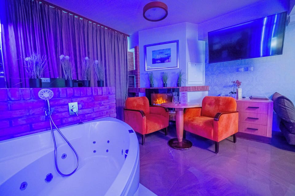 Deluxe Apartment | Premium bedding, desk, soundproofing, iron/ironing board