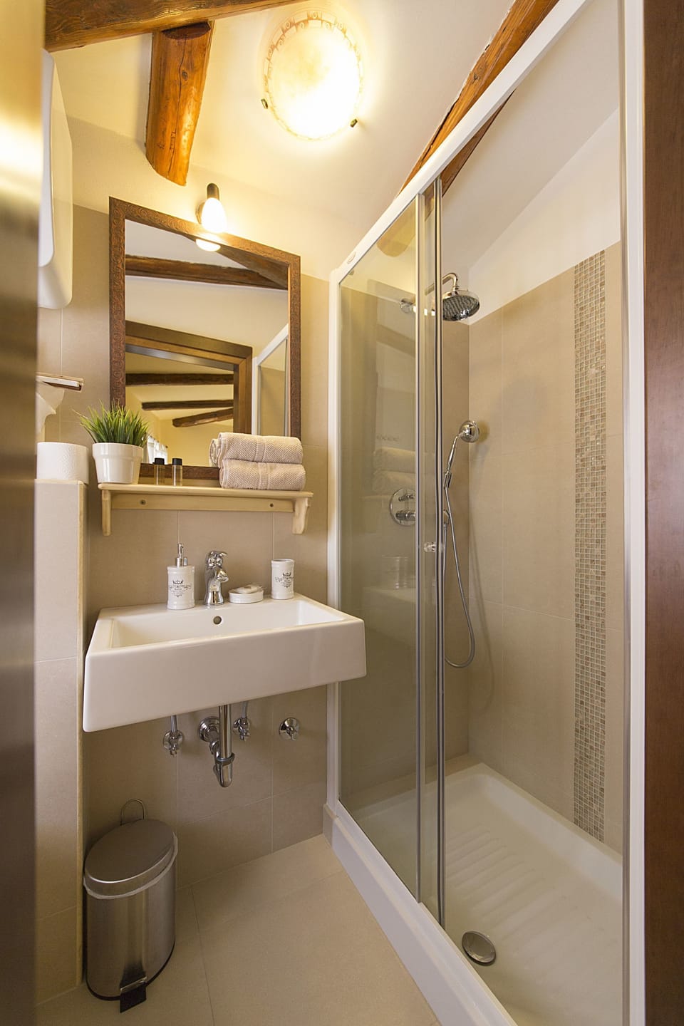 Comfort Double Room, 1 King Bed | Bathroom | Shower, free toiletries, hair dryer, towels