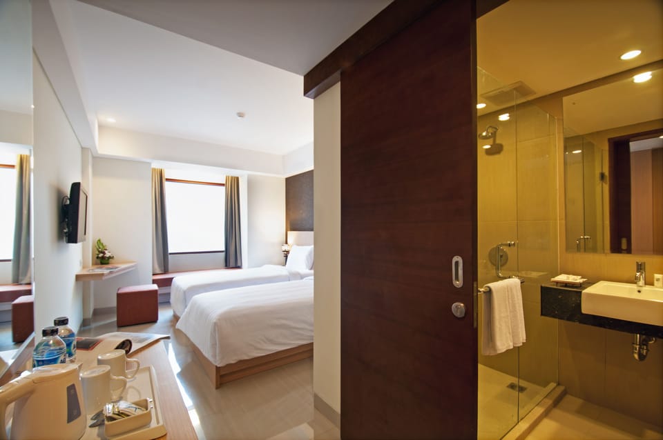 Shower, rainfall showerhead, free toiletries, hair dryer